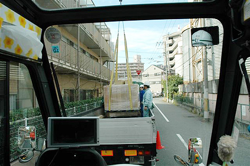 ソーラーパネルの荷揚げ作業