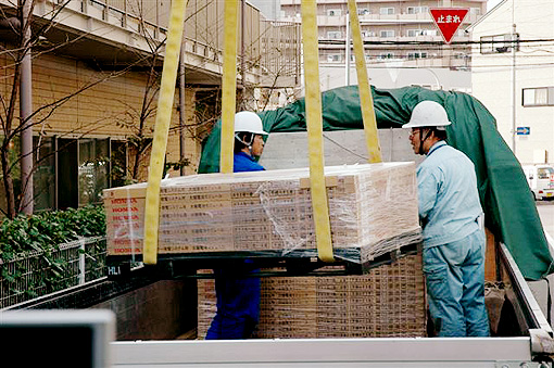 ソーラーパネルの荷揚げ作業
